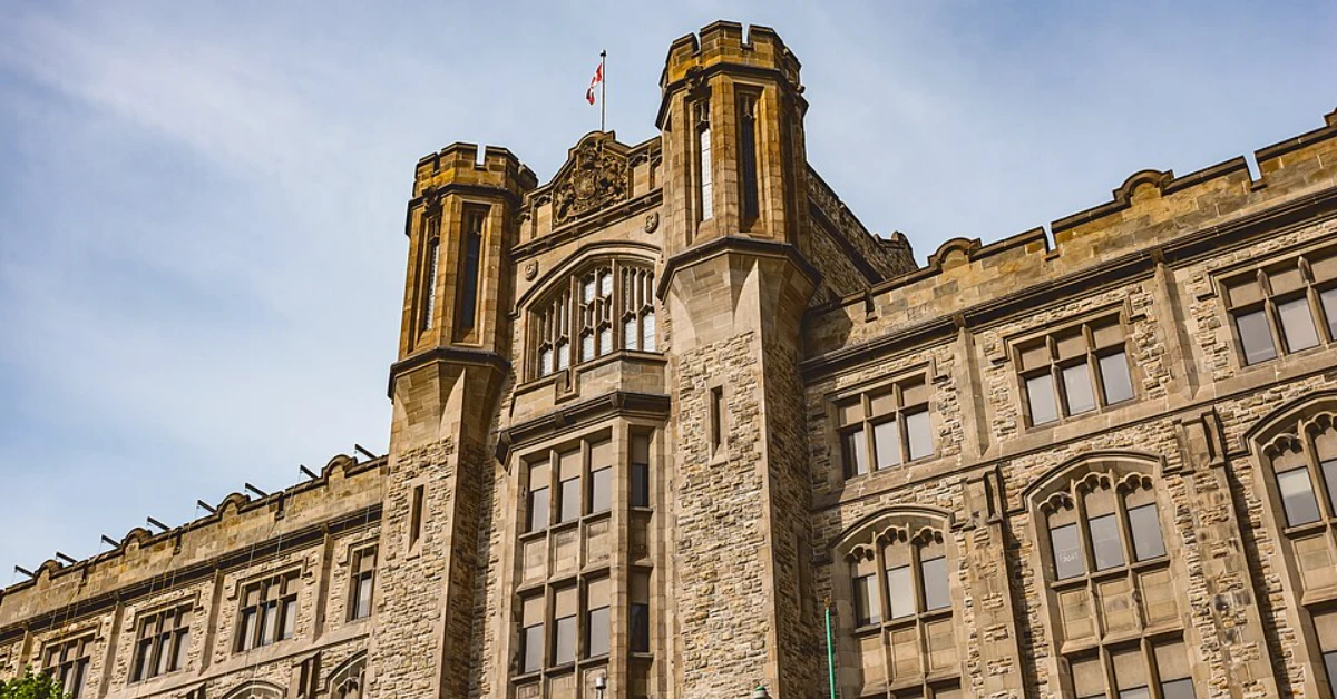 Connaught Building, CRA headquarters, Ottawa. Photo by Michel Rathwell, licensed under CC BY 2.0. Cropped and resized.